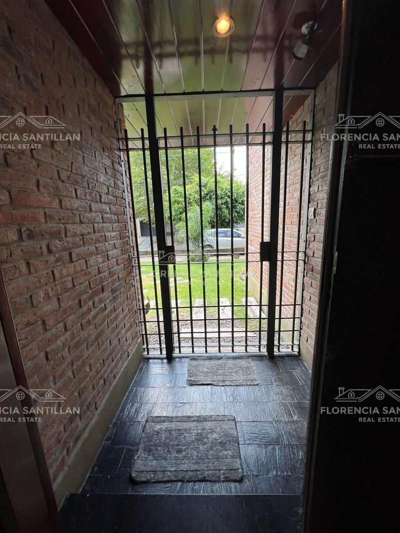 Foto de Casa Chalet de 5 ambientes con cochera en Venta en Temperley, Lomas de Zamora, G.B.A. Zona Sur, imagen 2