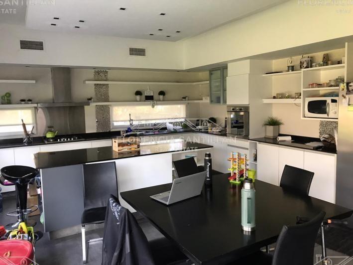Foto de Casa Chalet de 7 ambientes con cochera en Venta en Almirante Brown, imagen 1