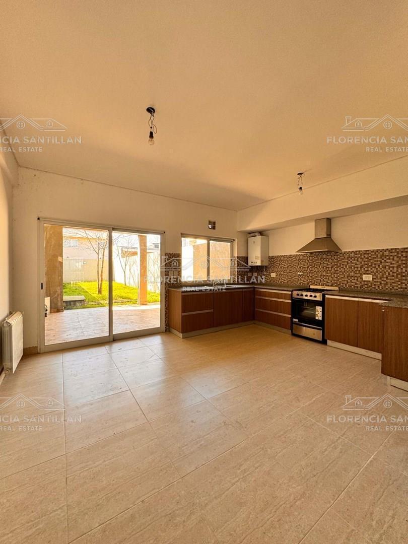 Foto de Casa Chalet de 4 ambientes con cochera en Venta en Llavallol, Lomas de, imagen 1