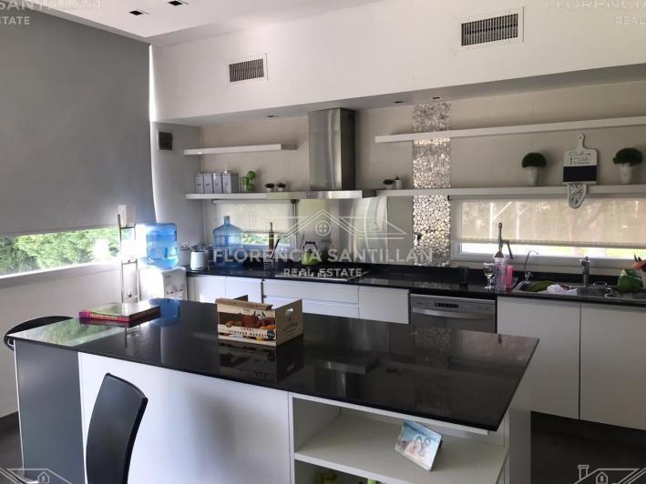 Foto de Casa Chalet de 7 ambientes con cochera en Venta en Almirante Brown, imagen 1