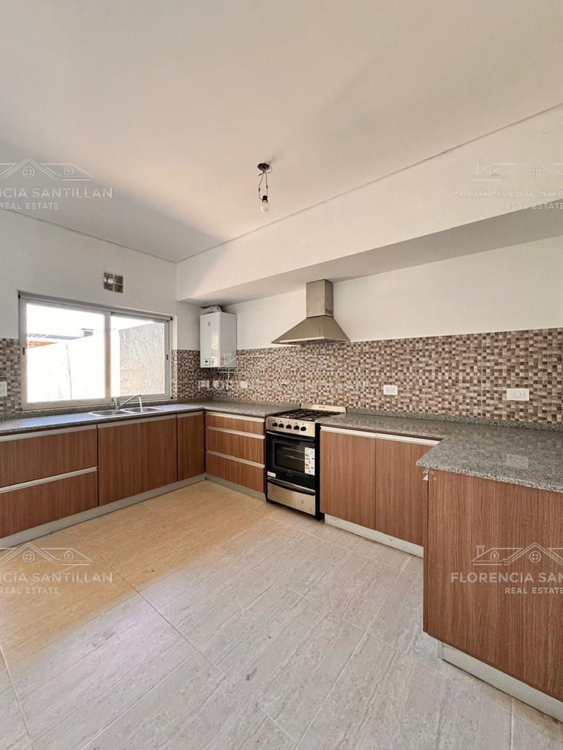 Foto de Casa Chalet de 4 ambientes con cochera en Venta en Llavallol, Lomas de, imagen 3