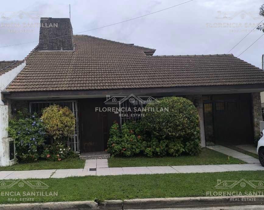 Foto de Casa de 5 ambientes con cochera en Venta en Bernal, Quilmes, G.B.A, imagen 2