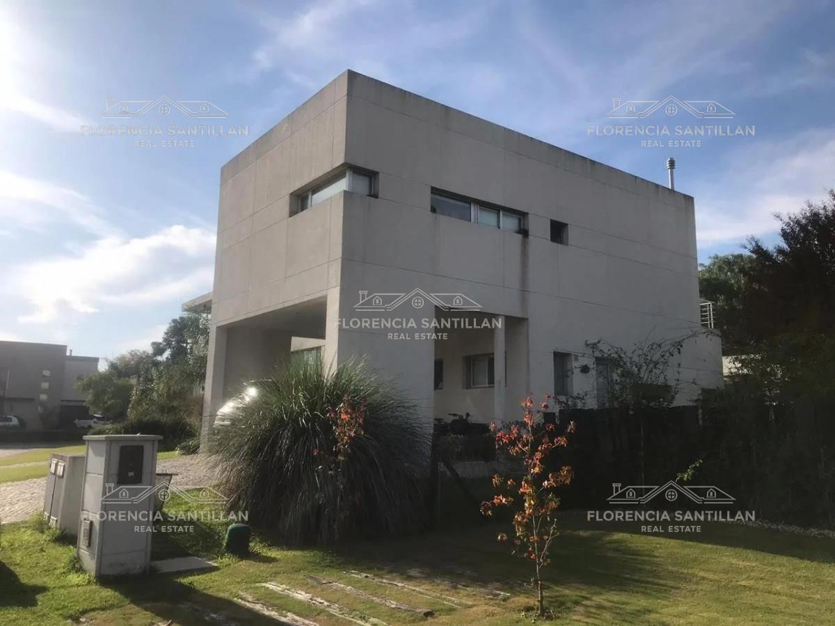 Foto de Casa Chalet de 7 ambientes con cochera en Venta en Almirante Brown, imagen 1