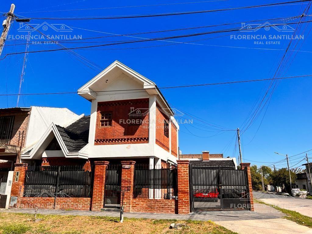 Foto de Casa de 3 ambientes con cochera en Venta en Monte Chingolo, Lanús, imagen 2