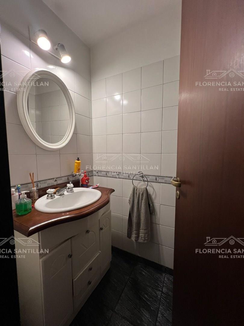 Foto de Casa Chalet de 5 ambientes con cochera en Venta en Temperley, Lomas de, imagen 3