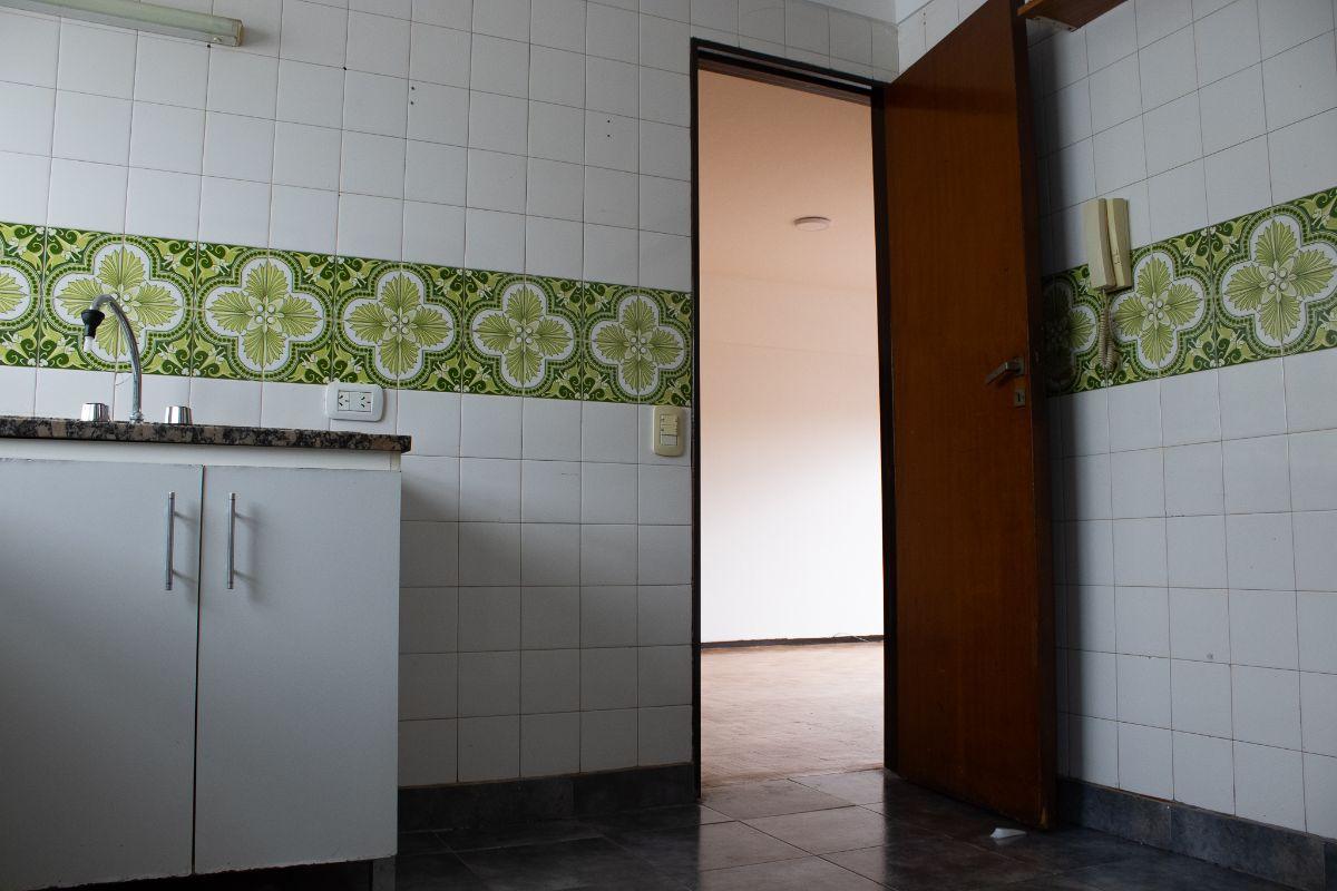Foto de 3 AMBIENTES EN ALQUILER CON BALCÓN Y COCHERA – FLORES, imagen 1
