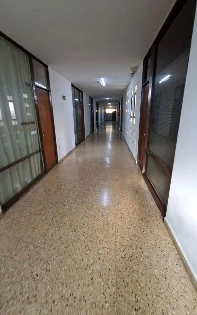Se vende hermosa oficina 60m2, B° Centro! 4
