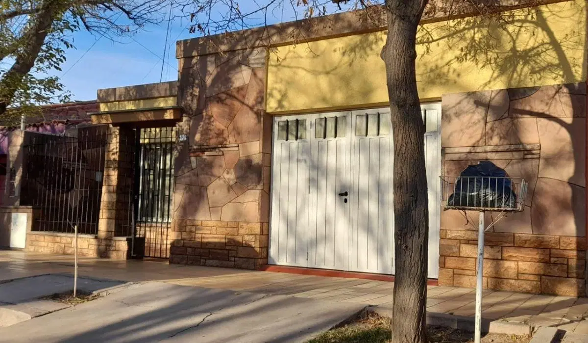 Amplia CASA en ALQUILER en Centro de Luján de Cuyo, a metros de calle Sáenz Peña 2