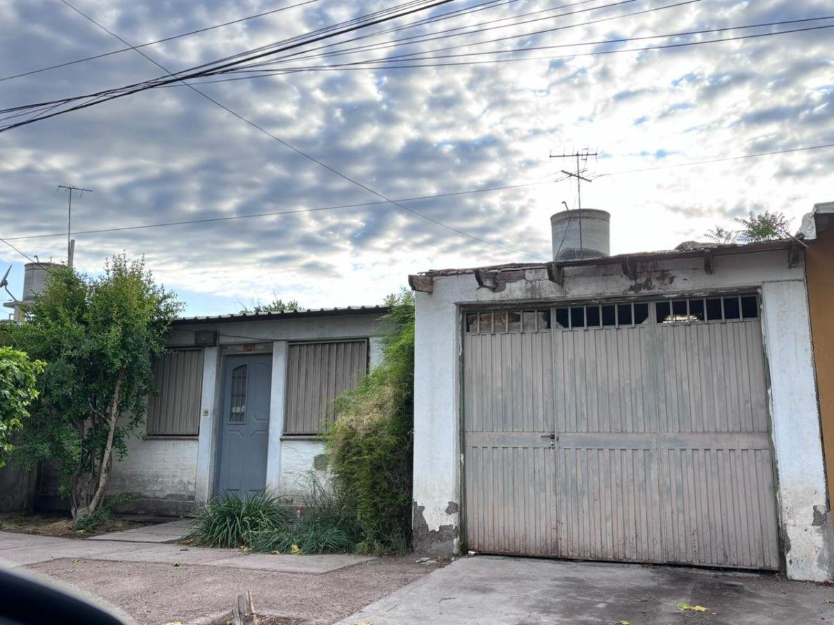 VENTA DE CASA EN CARRODILLA, A POCOS METROS DE CALLES JJ PASO Y SAN MARTIN