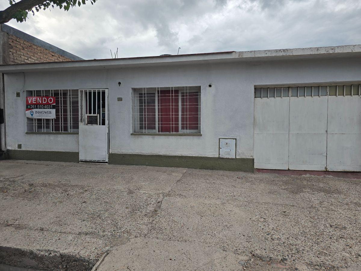 VENTA DE CASA EN GODOY CRUZ A POCOS METROS DE CALLE MONTES DE OCA