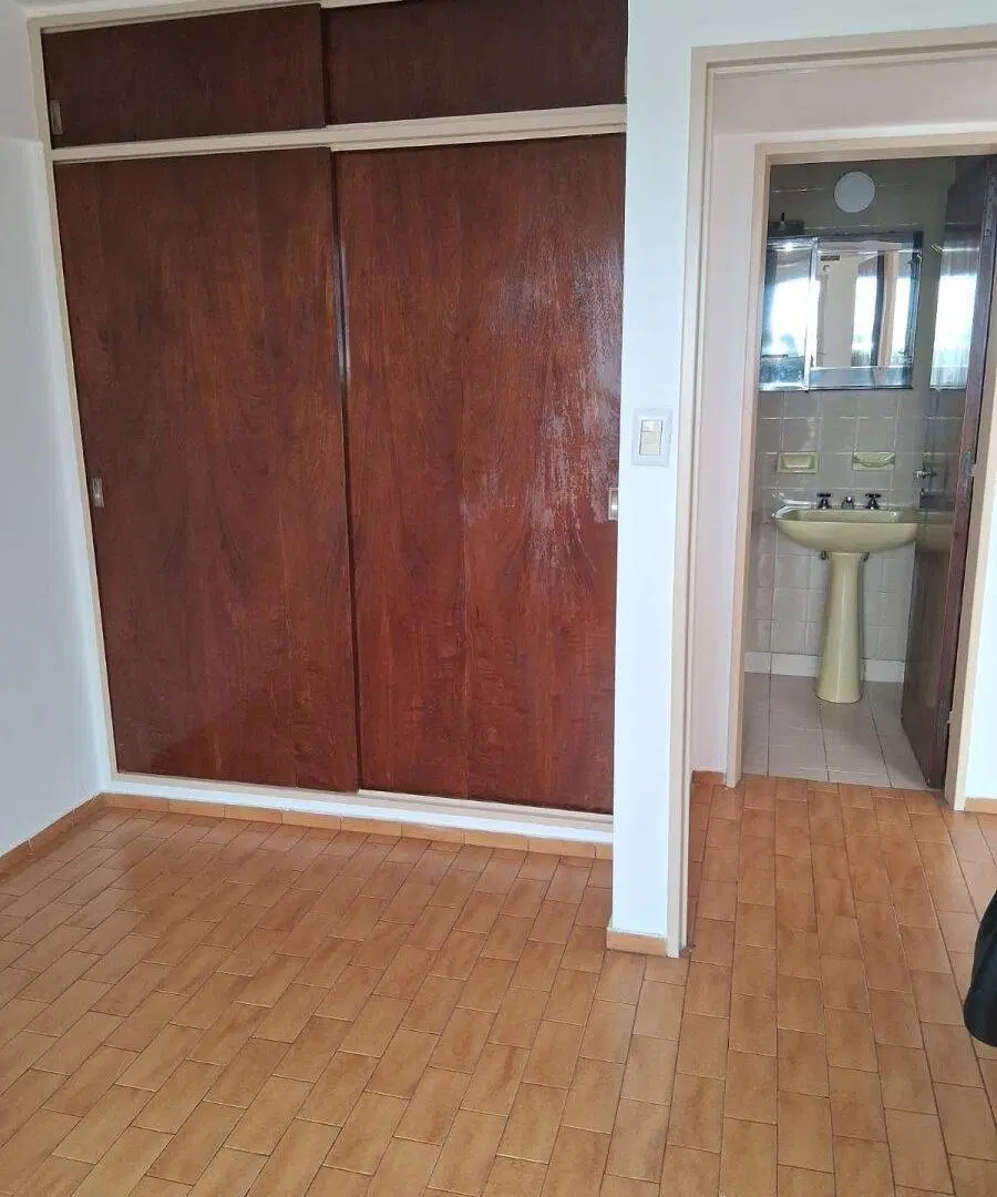 Alquiler en pleno Centro de la ciudad . Un dormitorio , 2 balcones con una excelente vista. 5