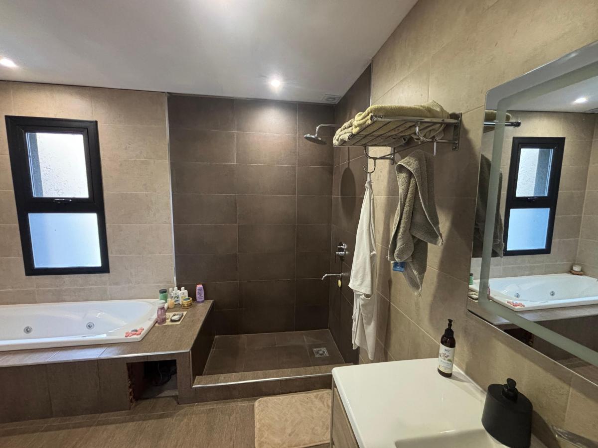 Foto de Venta Moderno Chalet 6 ambientes con piscina. Zona Golf, Sierra de los, imagen 5
