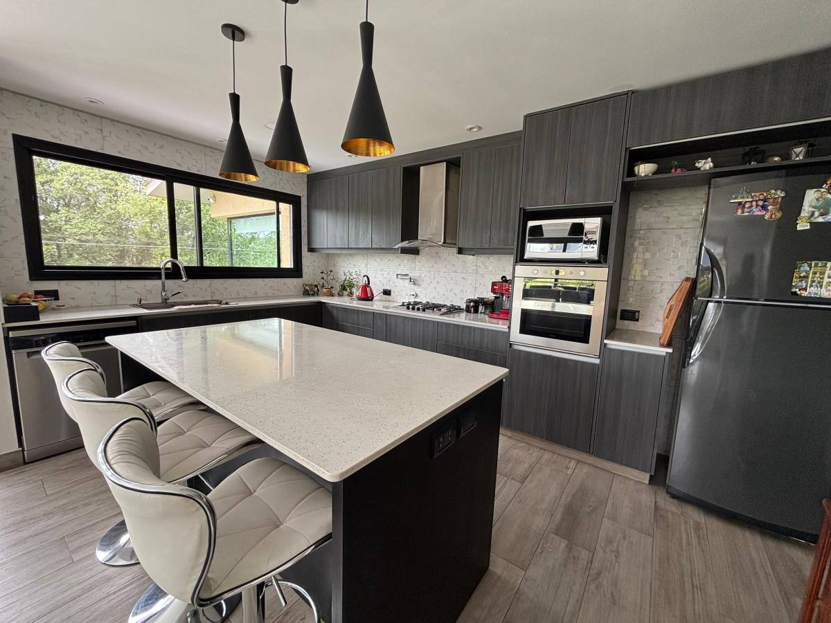 Foto de Venta Moderno Chalet 6 ambientes con piscina. Zona Golf, Sierra de los, imagen 4