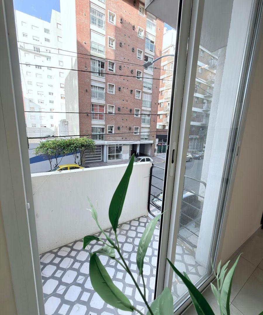 Foto de Venta Departamento 2 ambientes. Balcón a la calle. Zona Guemes, imagen 2