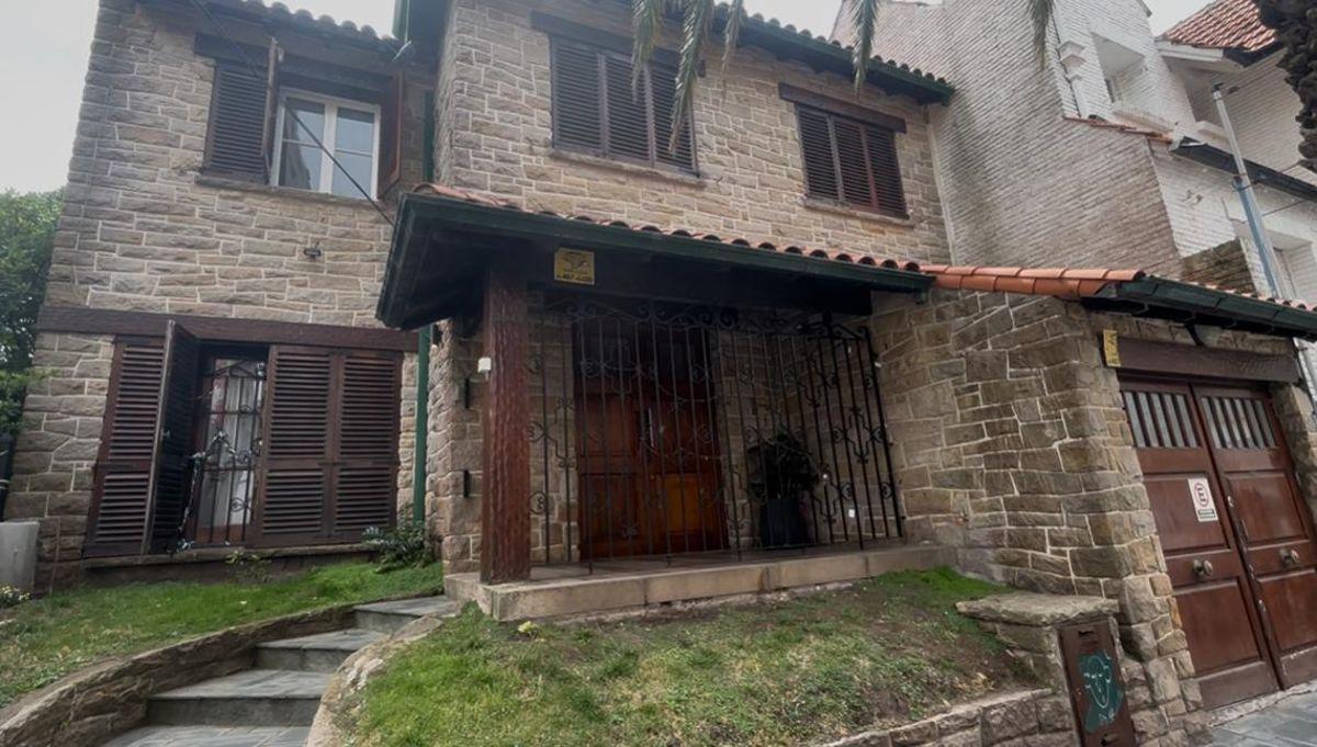 Venta Importante Chalet de estilo 4 ambientes con parque y quincho. Playa Chica