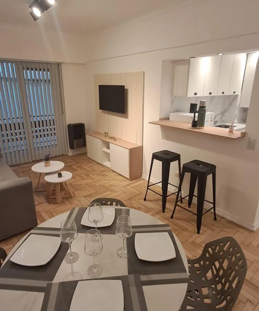 Venta Departamento 2 ambientes con Patio y Balcón. Zona Centro 5