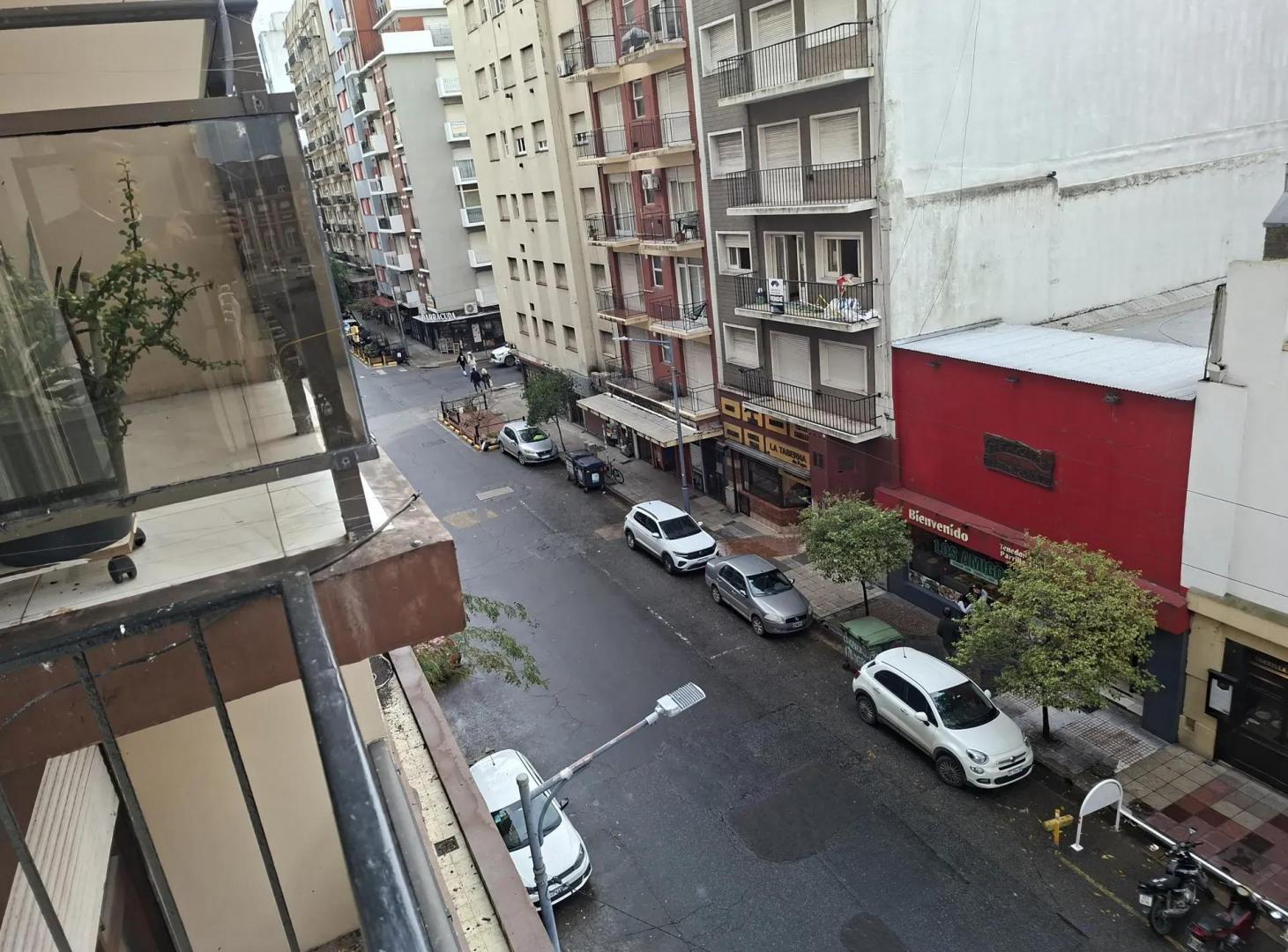 Departamento en Venta 2 ambientes con dependencia y Balcon. Zona Plaza Colón