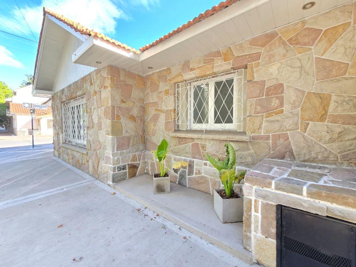 Chalet en Venta con Parque y garage Quincho. Barrio San Jose