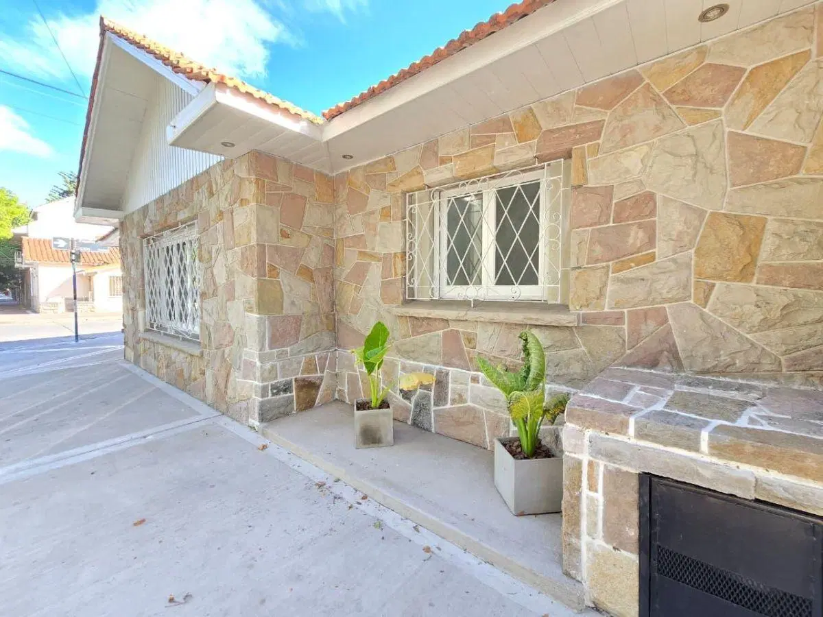 Chalet en Venta con Parque y garage Quincho. Barrio San Jose 2