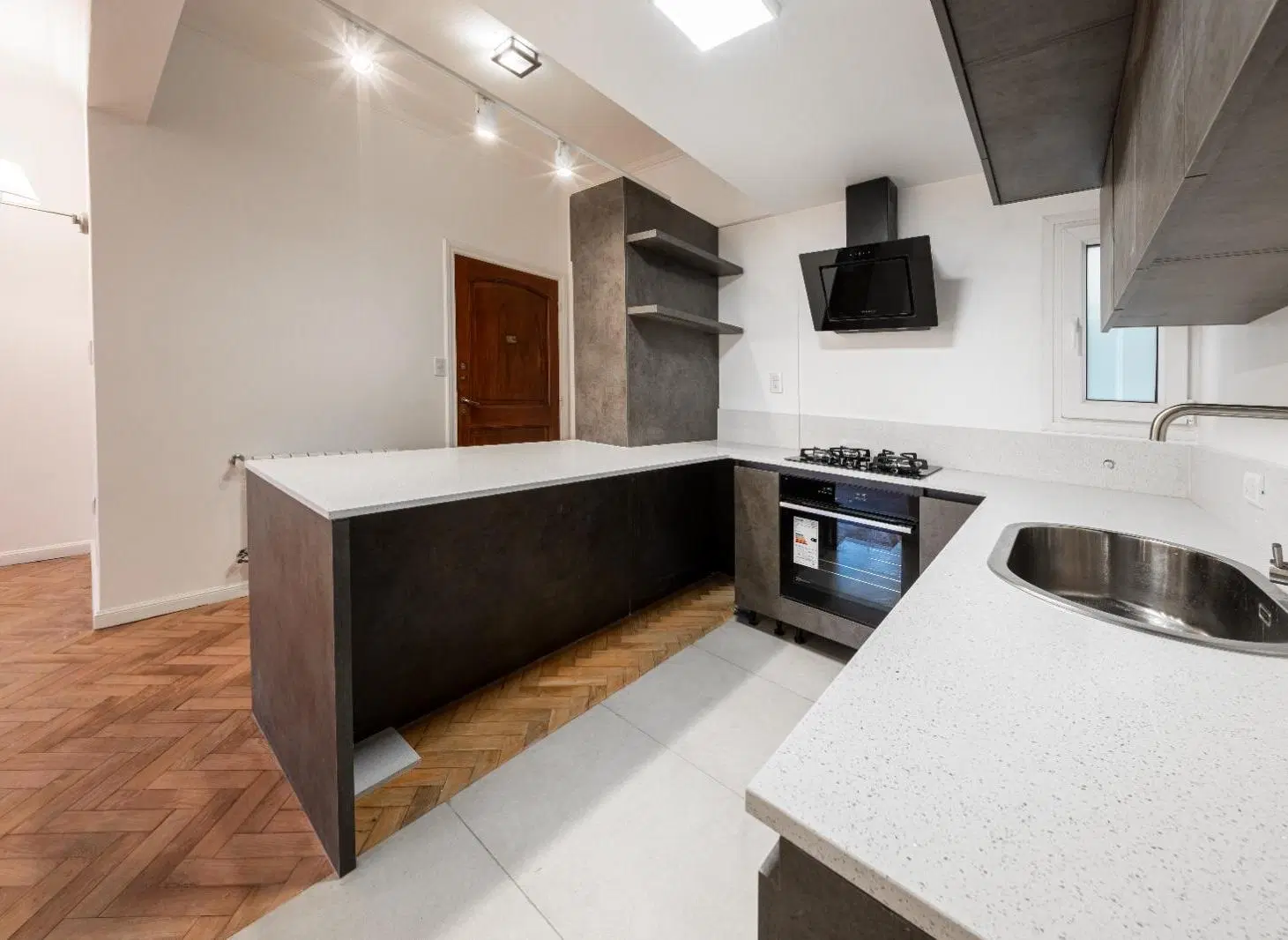Venta Departamento 4 ambientes. Edifiico de categoria. Zona Plaza Mitre 2