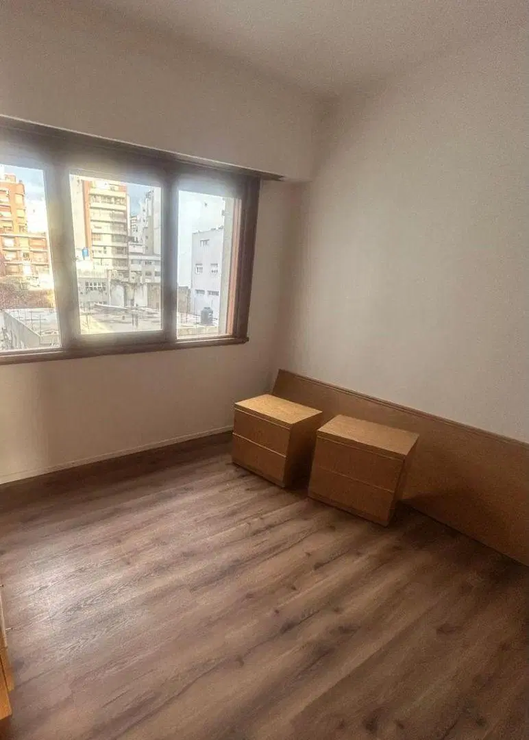 Alquiler 24 meses Departamento 2 ambientes con balcón. Zona Plaza Mitre 5
