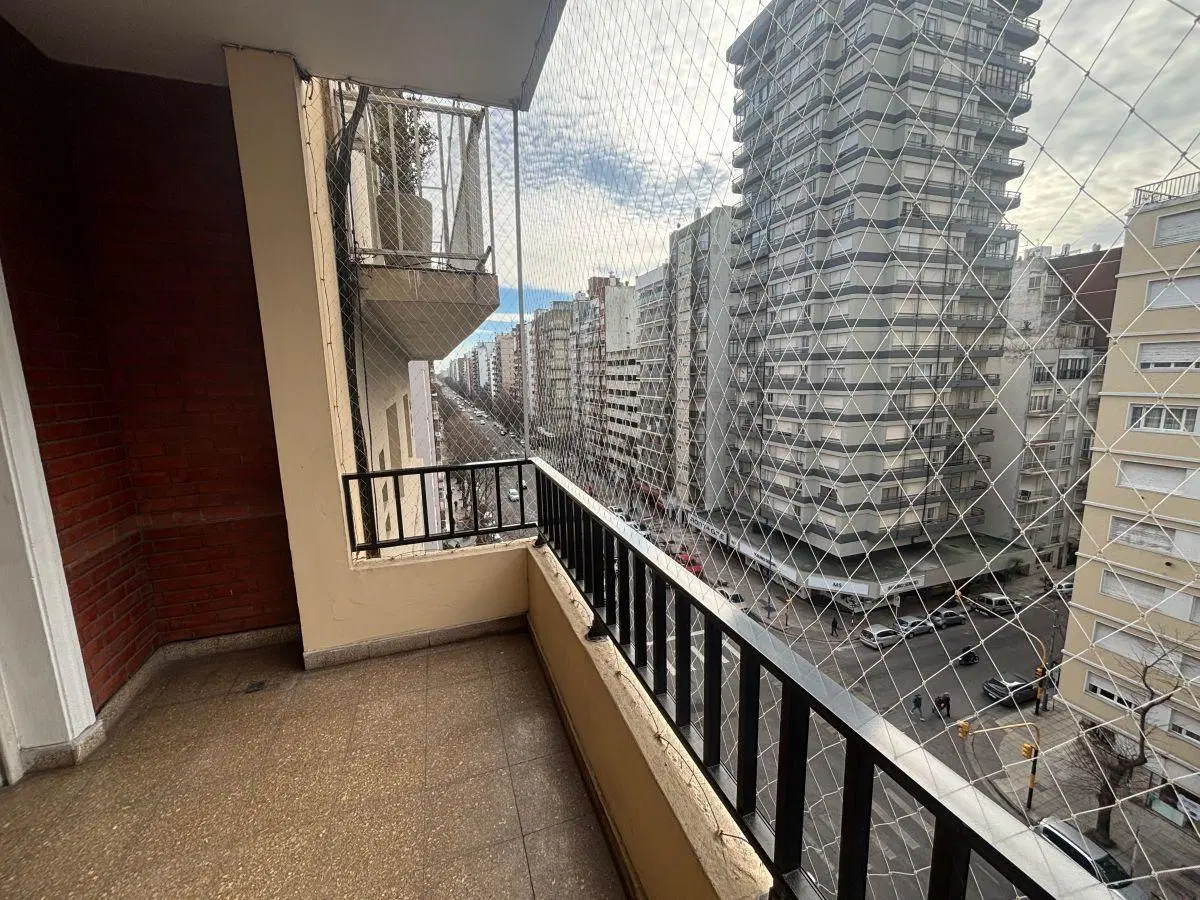 Venta Semipiso 3 ambientes Amplio y con Balcón. Plaza Colón 4