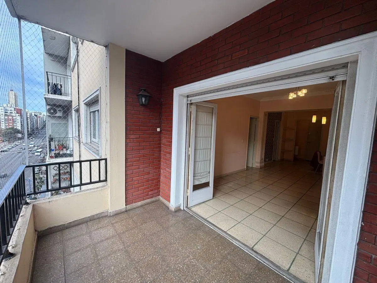 Venta Semipiso 3 ambientes Amplio y con Balcón. Plaza Colón 3