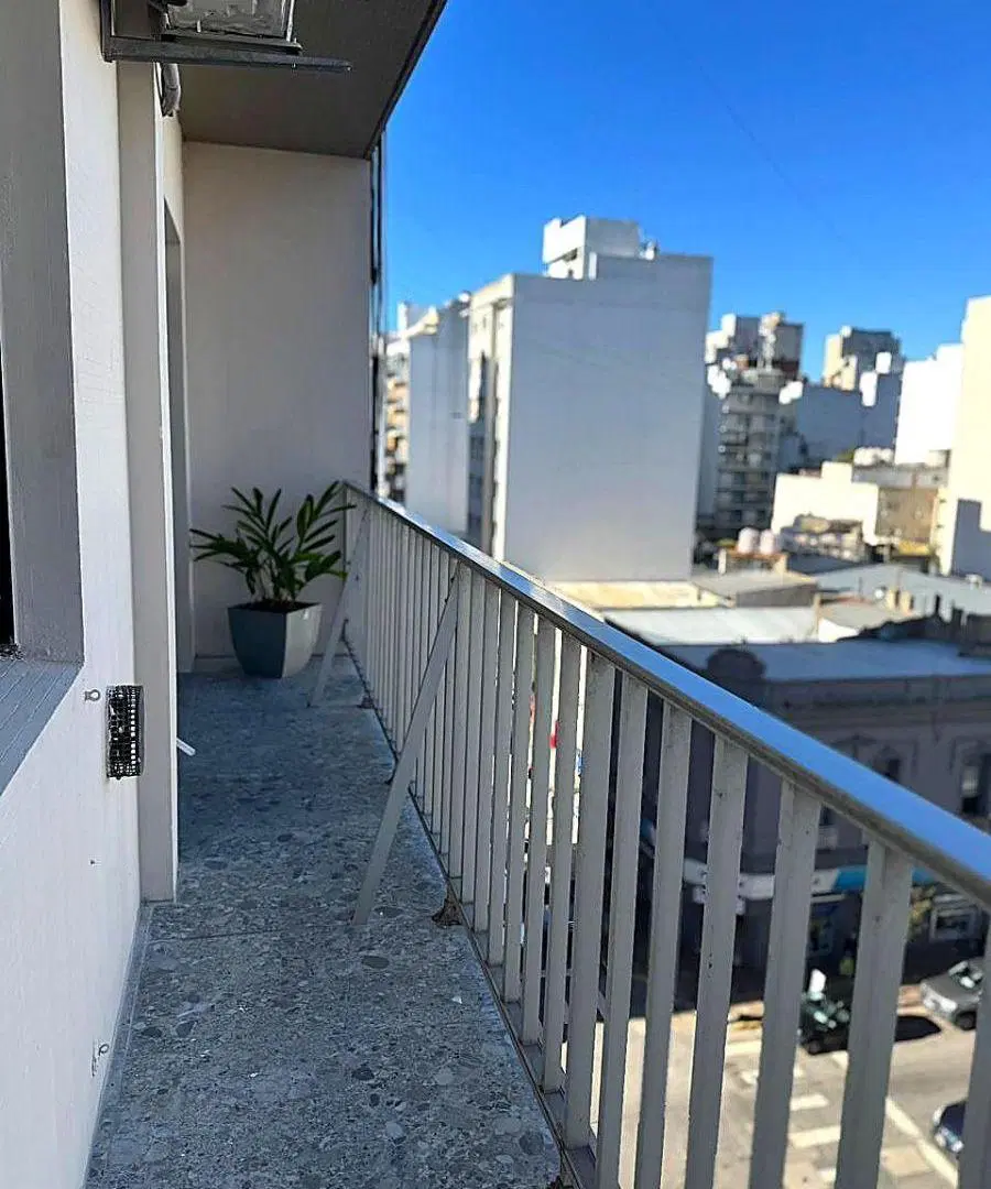 Venta Departamento 3 ambientes con Balcón a la calle. Zona Centro 2