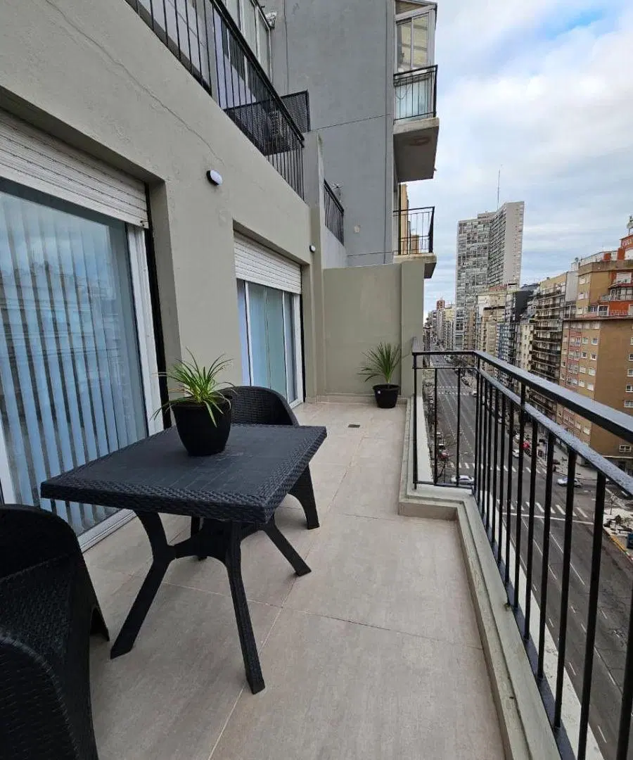 Venta Departamento 3 ambientes. Terraza al Frente. Zona Plaza Colón 1