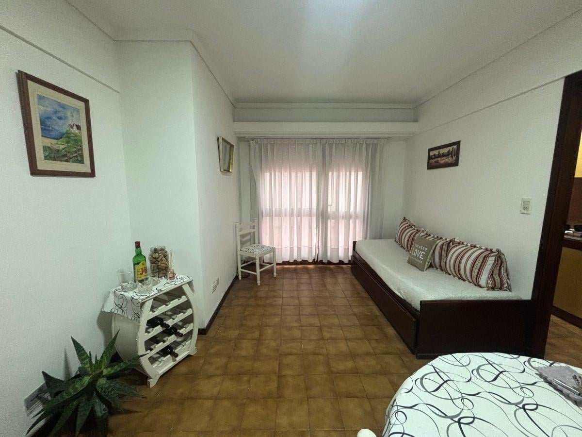 Foto de Venta Departamento 2 ambientes con Patio. Zona Plaza Colón, imagen 4