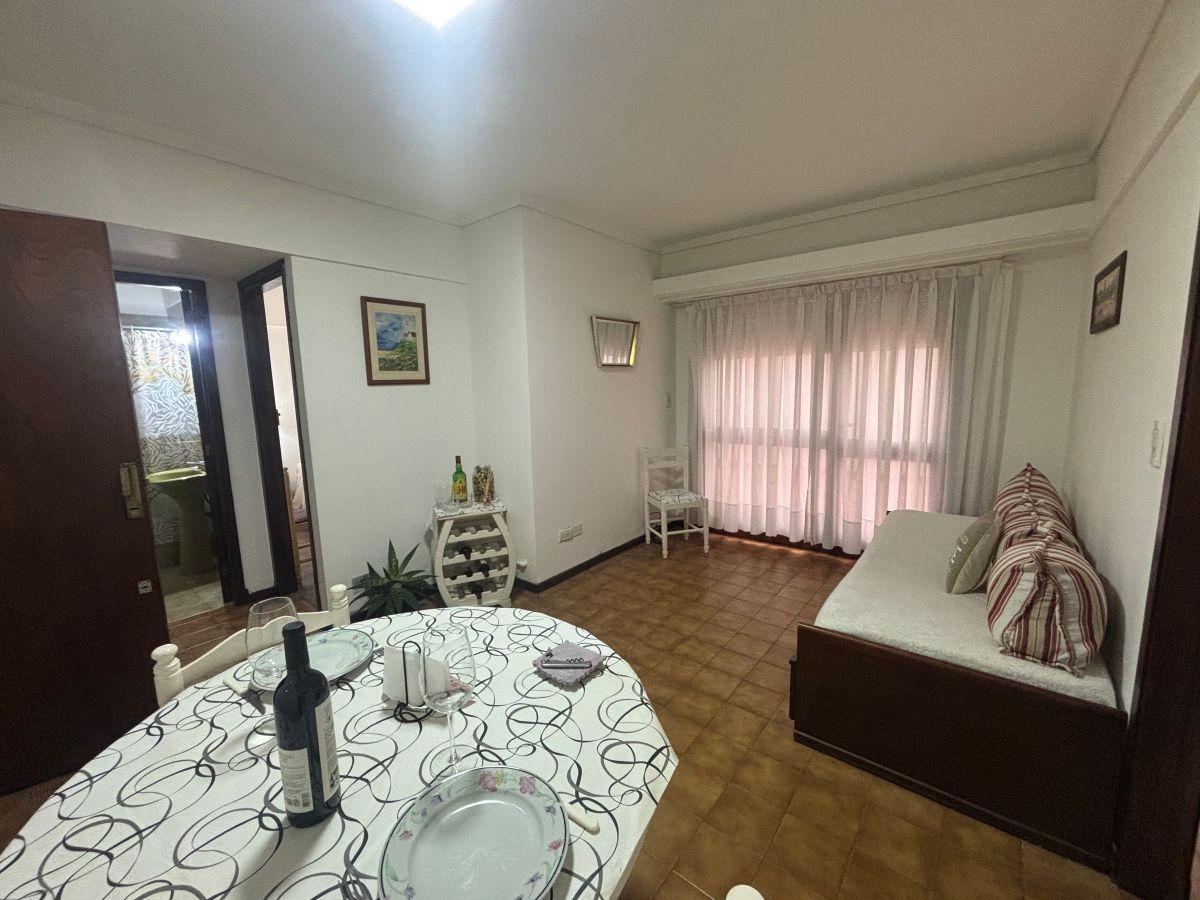 Foto de Venta Departamento 2 ambientes con Patio. Zona Plaza Colón, imagen 2
