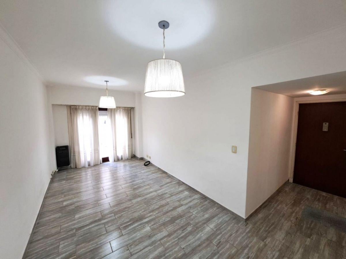 Foto de Venta Departamento 3 ambientes con Balcón y Patio. Zona Plaza Mitre, imagen 1