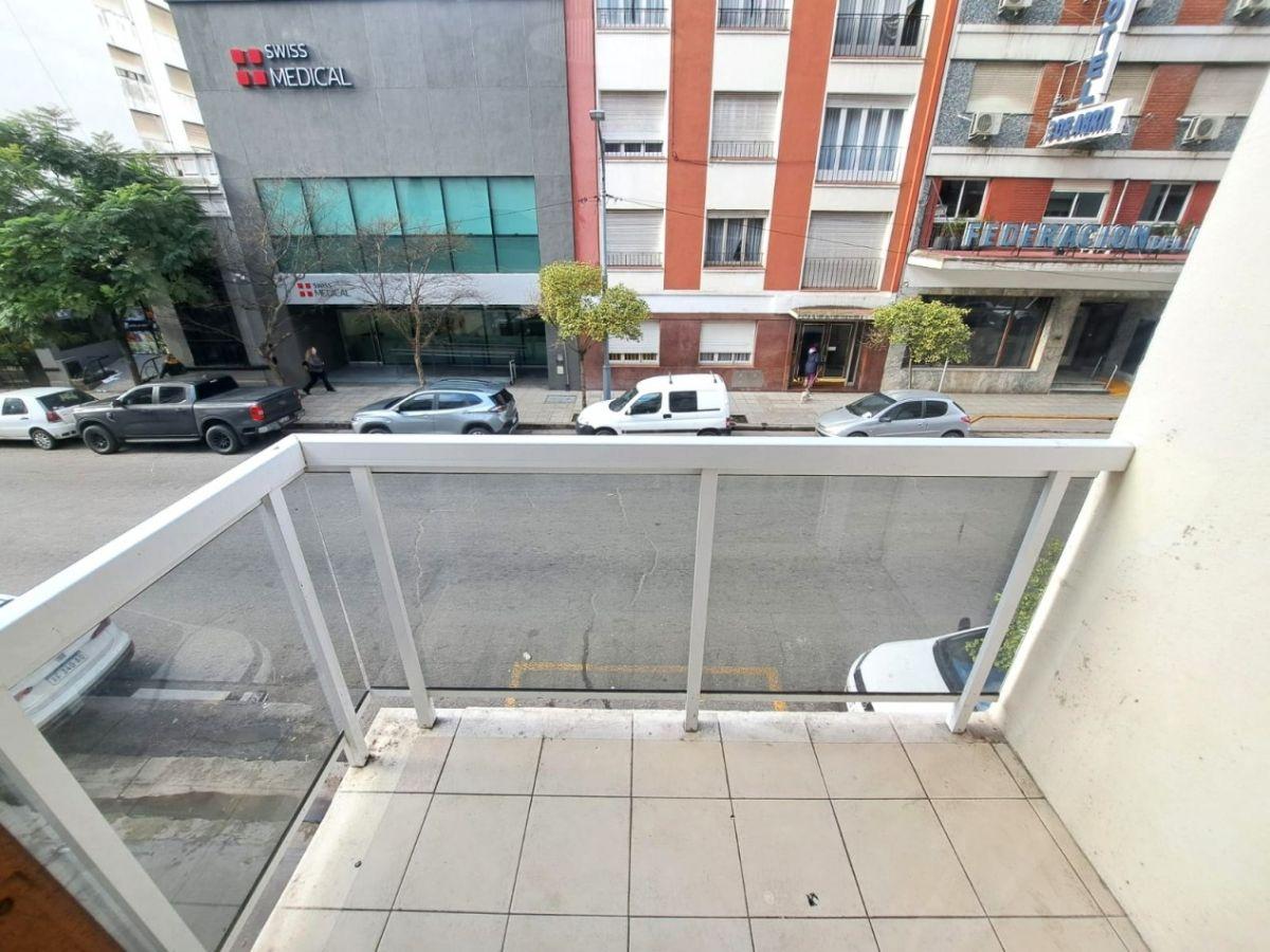 Foto de Venta Departamento 3 ambientes con Balcón y Patio. Zona Plaza Mitre, imagen 2