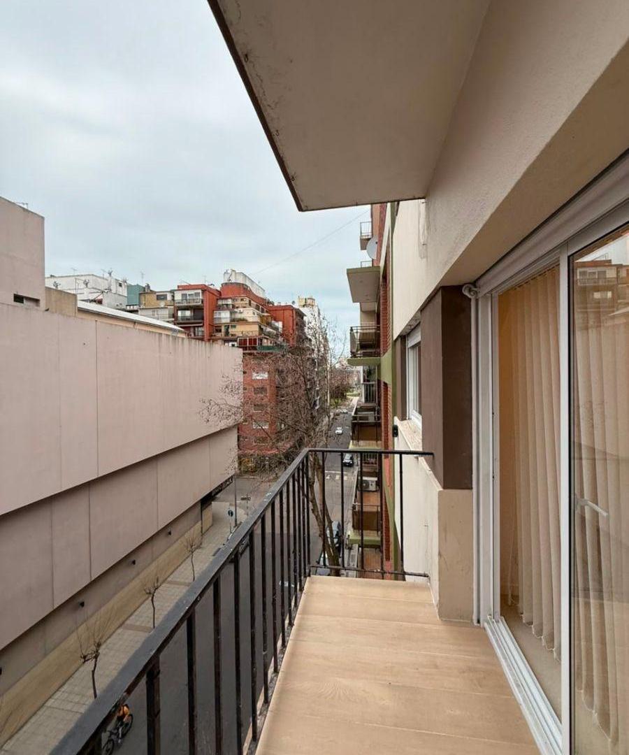 Foto de Venta Departamento 3 ambientes con Balcón al Frente. Zona Plaza Colón, imagen 2