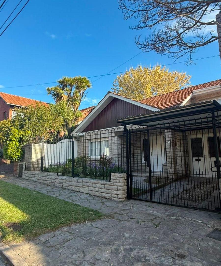 Foto de Venta Chalet 4 ambientes con Parque y Garage. Los Troncos, imagen 2