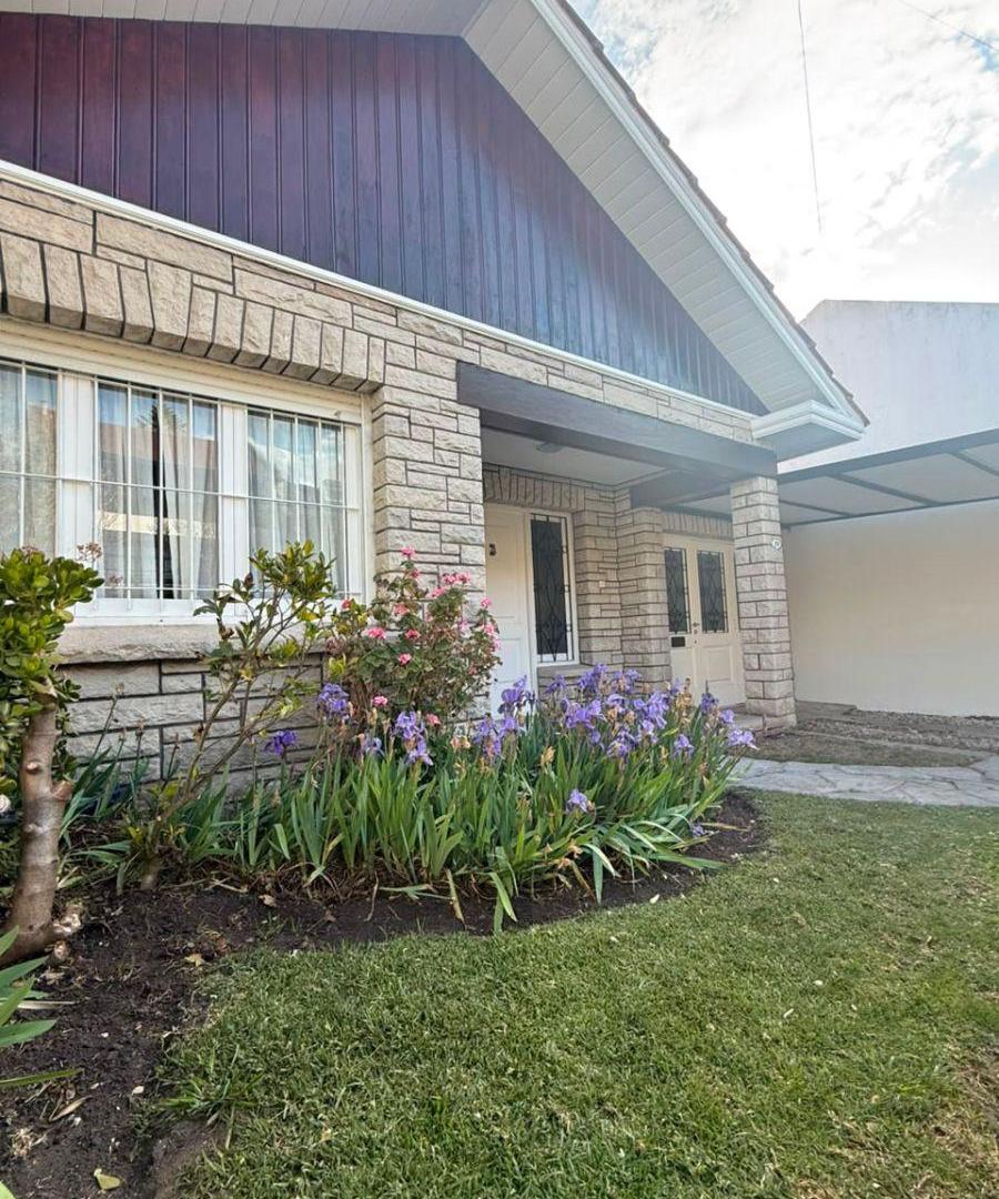 Foto de Venta Chalet 4 ambientes con Parque y Garage. Los Troncos, imagen 3