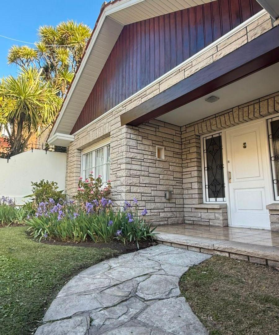 Foto de Venta Chalet 4 ambientes con Parque y Garage. Los Troncos, imagen 1