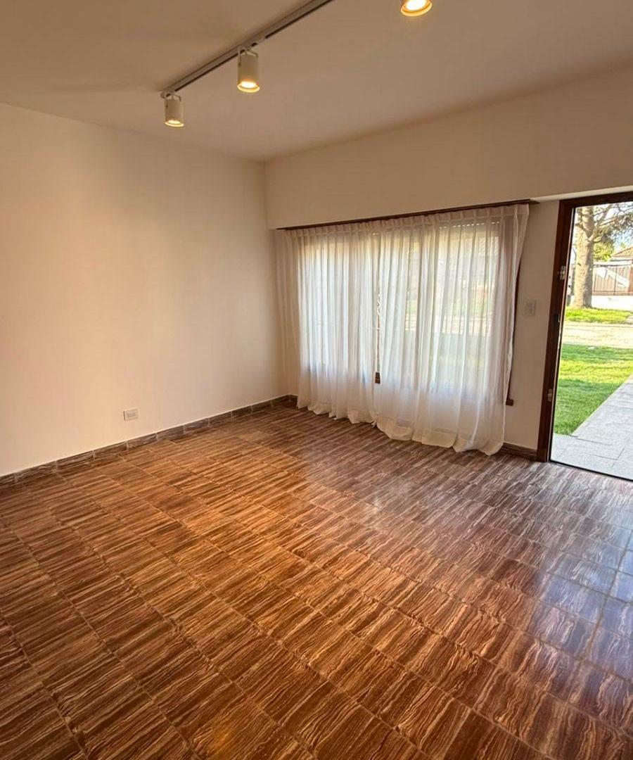 Foto de Venta Casa 3 ambientes con Gran Parque y Cochera. Barrio El Gaucho, imagen 4
