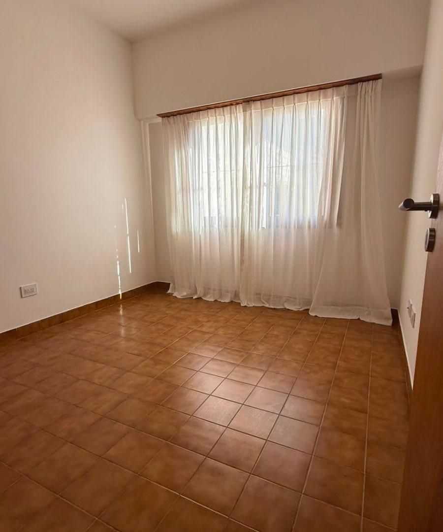 Foto de Venta Casa 3 ambientes con Gran Parque y Cochera. Barrio El Gaucho, imagen 2