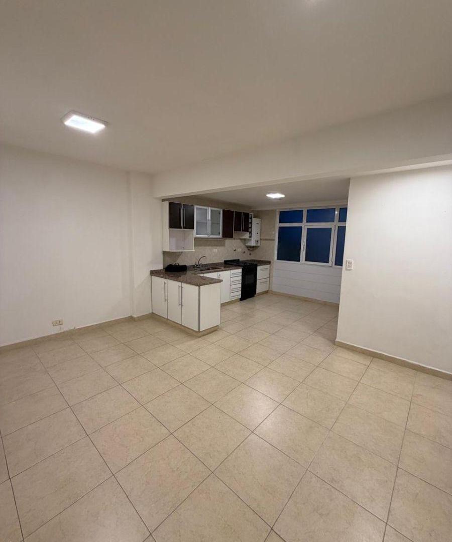 Foto de Venta departamento 2 ambientes con dependencia y Balcón. Zona Plaza, imagen 1