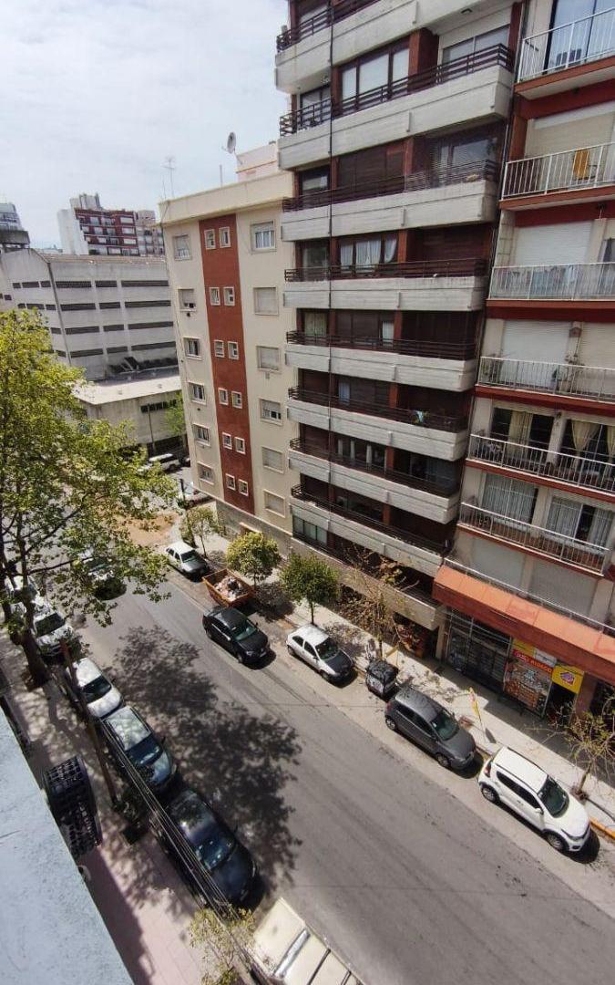 Foto de Venta departamento 4 ambientes con dependencia. Zona Plaza Mitre, imagen 2