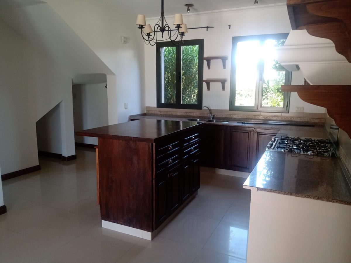 Venta Oportunidad Espléndida Casa de Dos Plantas en Barrio Privado Viamonte. 2