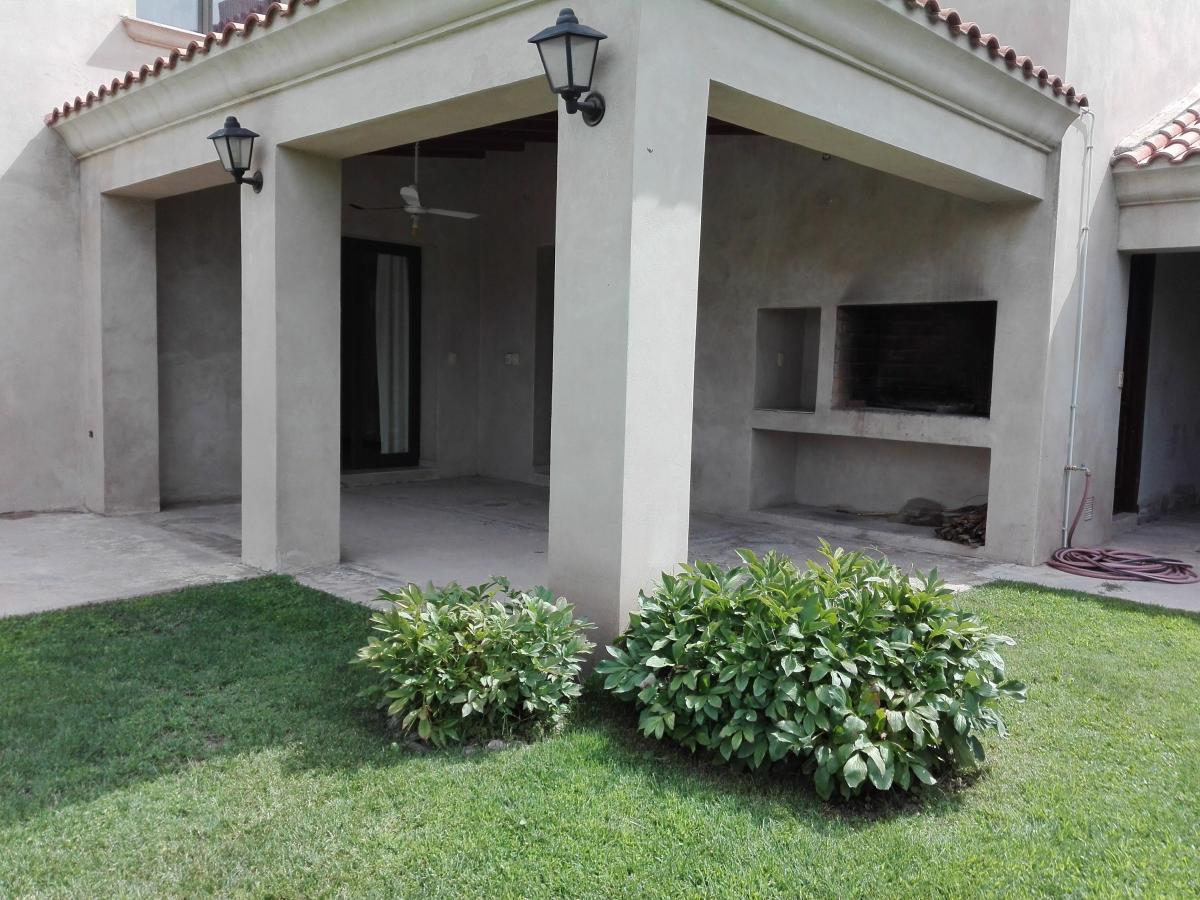 Venta Oportunidad Espléndida Casa de Dos Plantas en Barrio Privado Viamonte. 4