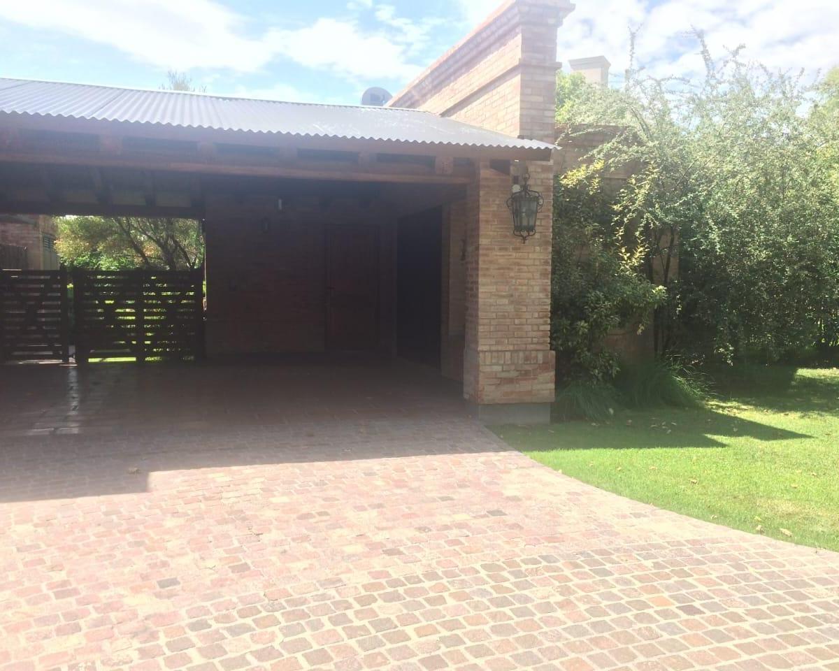 Venta Magnifica Propiedad en Barrio Privado en Chacras de Coria 2