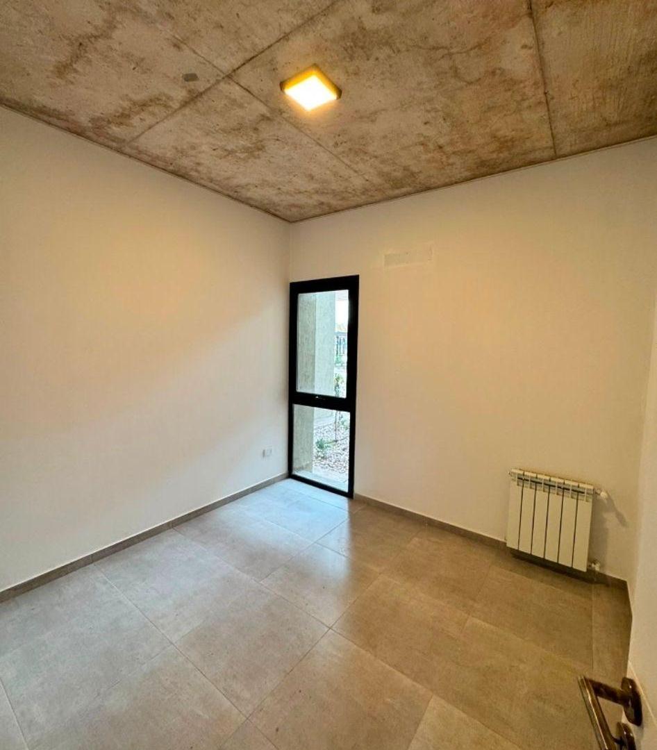 Foto de ALQUILER Departamento de 2 dormitorios, patio y cochera en complejo, imagen 1