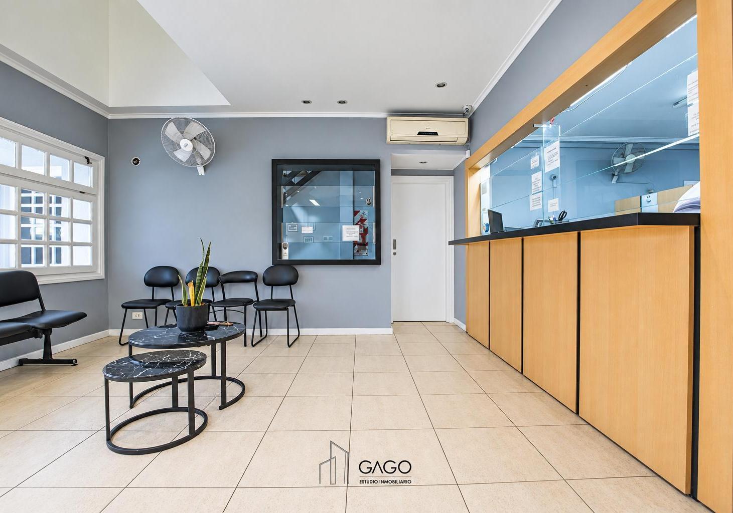 Foto de Oficina moderna de dos Plantas con patio privado, en exelente estado, imagen 2