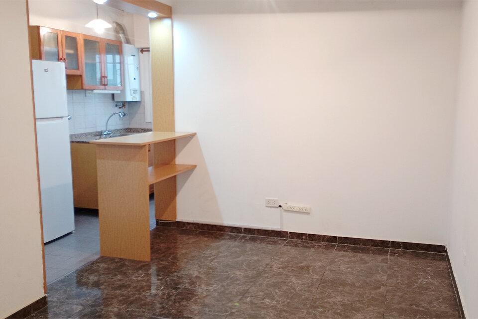 Foto de HERMOSO DEPARTAMENTO 3 DORMITORIOS CON COCHERA ZONA LAMADRID Y BV. OROÑO, imagen 2