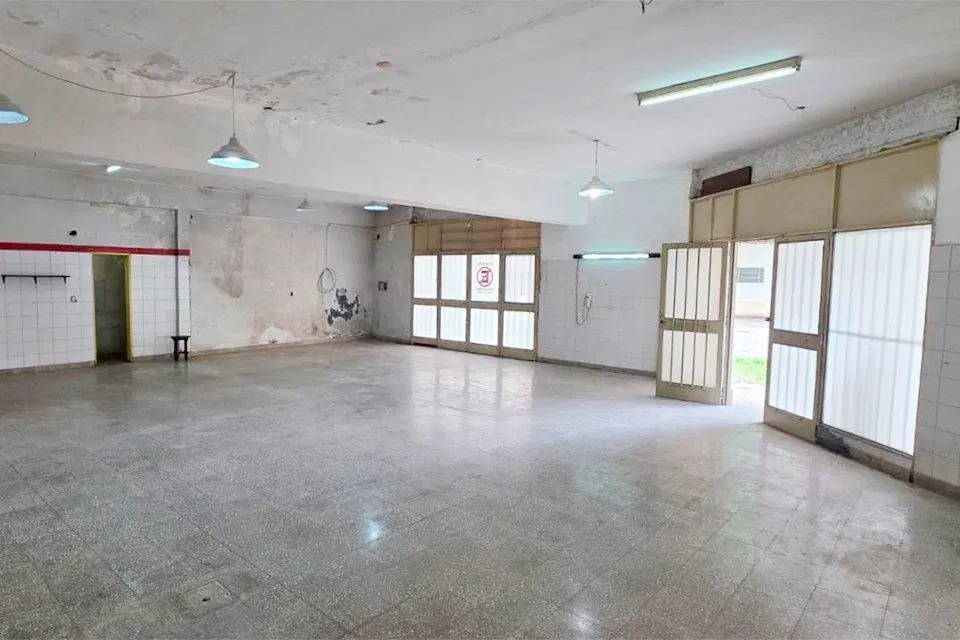 AMPLIO LOCAL COMERCIAL PUEYRREDÓN ESQ. COMODORO RIVADAVIA 5