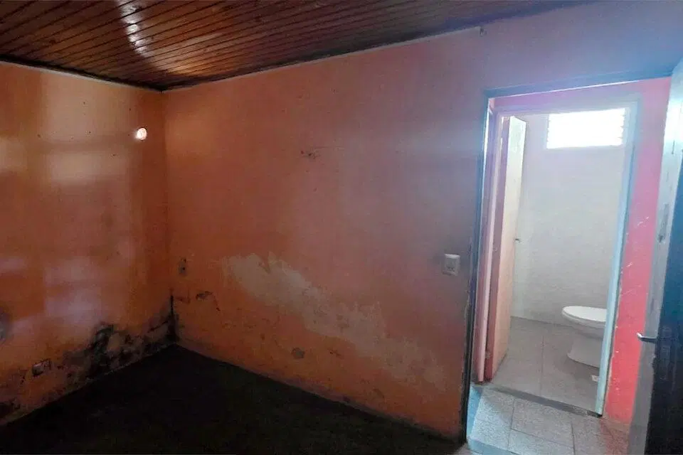 IMPERDIBLE CASA A RECICLAR 2 DORMITORIOS CON PATIO CASACCIA Y ESTEBAN DE LUCA 2