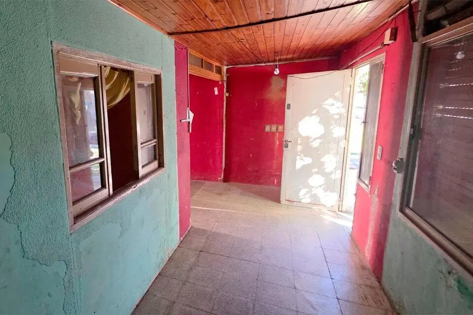 IMPERDIBLE CASA A RECICLAR 2 DORMITORIOS CON PATIO CASACCIA Y ESTEBAN DE LUCA 3